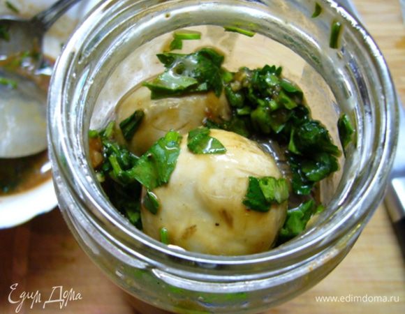 Закрыть крышкой, оставить при комнатной температуре на 10 час.
Затем убрать в холодильник на такое же время.
