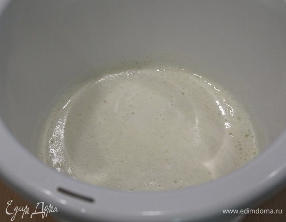 Яйца взбейте с сахаром.