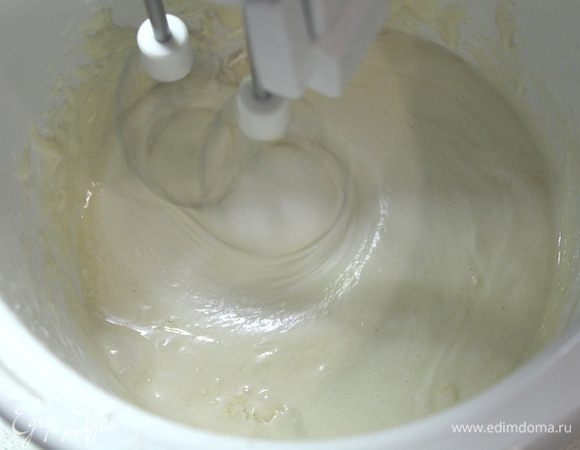 В отдельной миске смешайте просеянную муку, разрыхлитель теста.
Введите в мучную смесь взбитые яйца с сахаром.
