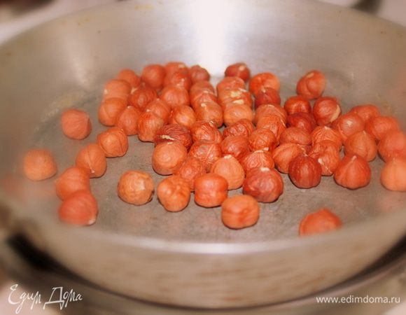 Орехи поджарить на сухой сковороде.