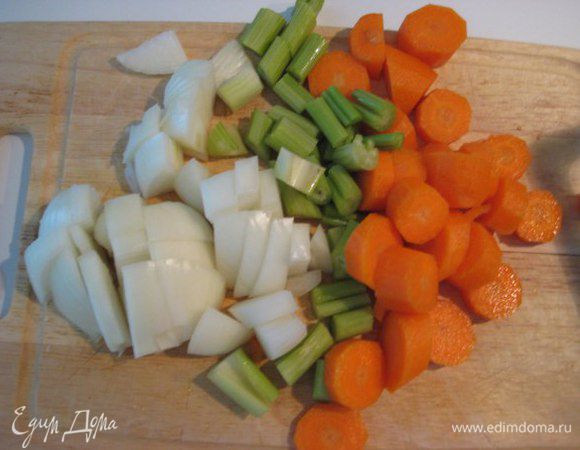 Лук, морковь, сельдерей очистить, нарезать произвольно.