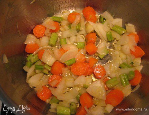 В глубокой кастрюле (у меня 5-литровая) разогреть оливковое масло, потушить овощи в течении 5 минут, постоянно помешивая деревянной лопаткой.