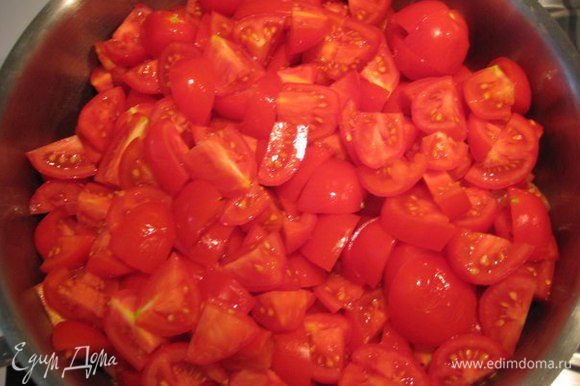 Зрелые помидоры нарезать на 4 части, всыпать в кастрюлю. Варить с момента закипания 1 час.
