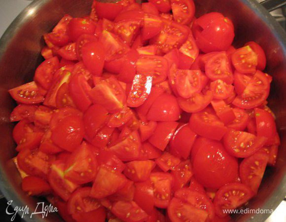 Зрелые помидоры нарезать на 4 части, всыпать в кастрюлю. Варить с момента закипания 1 час.