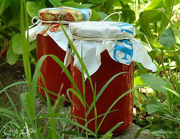 Томатный соус вернуть на огонь и варить на среднем огне около 2 часов,  периодически помешивая  до консистенции томатного соуса. Добавить соль.
Базилик помыть, оборвать листочки.
Горячий соус раскладываем в стерилизованные банки, в каждую баночку кладем по 2-3 листочка базилика. Закрываем прокипяченными крышками.
Переворачиваем банки, укутываем их до полного остывания.
Хранить в прохладном месте.
Buon appetito!