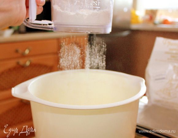 Обязательно просеять муку, тем самым насытив её кислородом. В большой миске соединить оба вида муки, орехи, разрыхлитель, соль, цедру и пряности (бадьян и гвоздику я смолола в кофемолке и просеяла через сито, чтобы не попались крупные кусочки). Перемешать.