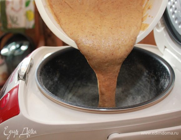 Влить не горячую смесь молока с медом, добавить яйцо. Замесить тесто. Переложить тесто в чашу мультиварки. Совет: Обязательно хорошо смазать сливочным маслом чашу мультиварки, обильно припудрив мукой и, встряхивая, равномерно распределив ее по стенкам.  