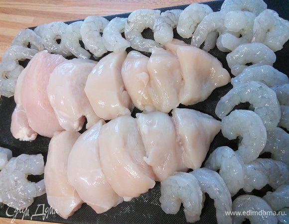 Куриное филе помойте, обсушите и нарежьте на кусочки, креветки промойте и извлеките кишку. 