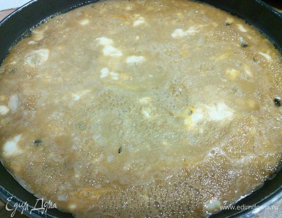 Яйца взболтайте с двумя ложками  соевого соуса. На сковороде разогрейте ложку кукурузного  масла, влейте яйца и в течении 3-4 мин приготовьте омлет (крышка должна быть закрыта, огонь средний). Переложите омлет на тарелку, охладите и скрутите в рулет. 