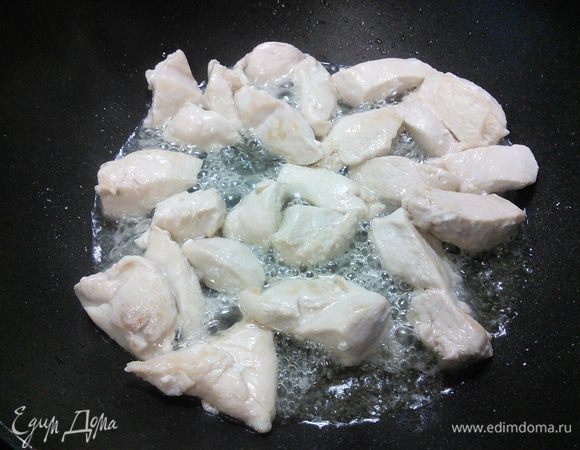 В сковороде с высокими бортами разогрейте оставшееся кукурузное масло и поджарьте мясо в течении 4 мин, посолите и поперчите, выложите на тарелку. 