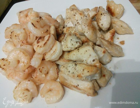 В этом же масле обжарьте креветки, их тоже нужно выложить на тарелку. 