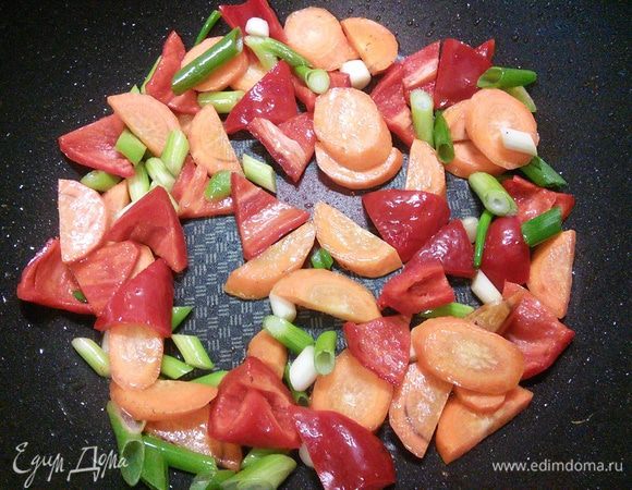 Обжарьте морковь и перец в течении 2-3 минут, 