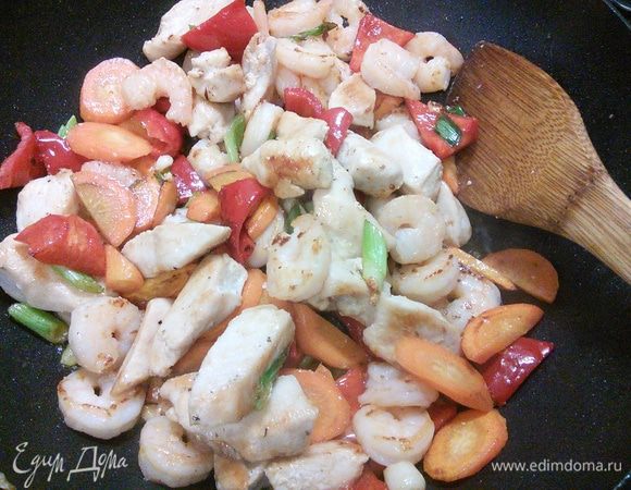 добавьте мясо, креветки, зелёный лук и жарьте всё в течении 5 минут.  