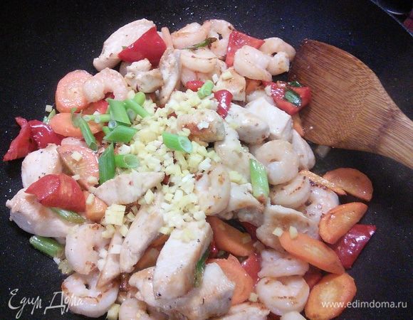 Добавьте чили, чеснок и имбирь, 