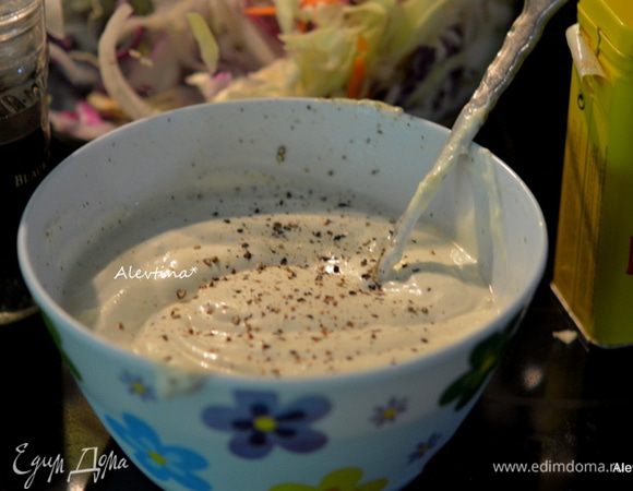 Приготовить заправку, смешав майонез и сметану, уксус белый винный, сахар, горчица сухая, соль и черный молотый перец.