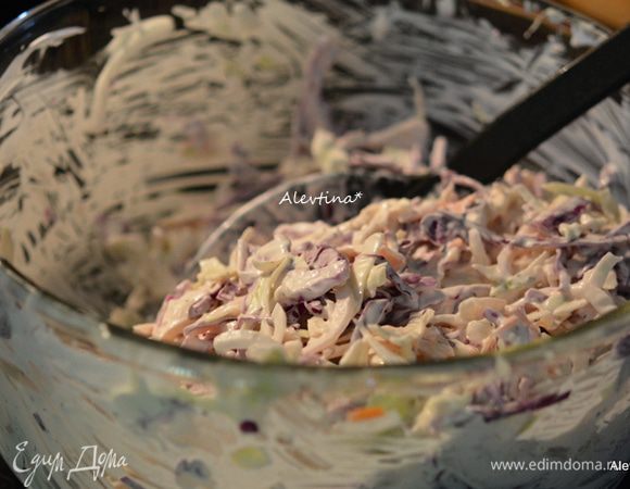 Заправить салат капустный. Поставить в холодильник на 1 час. Подаем к столу. Приятного аппетита.