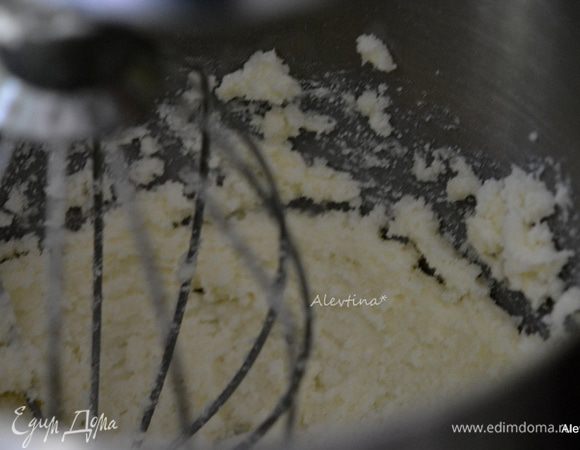 Разогреть духовку до 180 гр. Смешать в емкости муку с солью. В другой емкости взбить сливочное масло комнатной температуры с сахаром и сахарной пудрой.