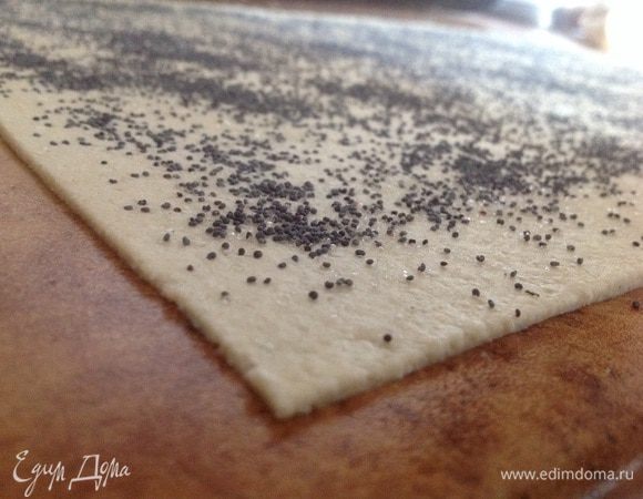 Тесто вынуть из холодильника и раскатать в пласт, толщиной около 3 мм. Посыпать хорошо сахаром, а затем маком.