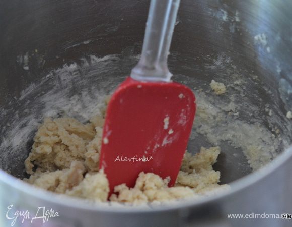 Добавить яйцо, ванильный экстракт, цедру лимона. Перемешать. Затем муку с солью и перемешать на медленной скорости.