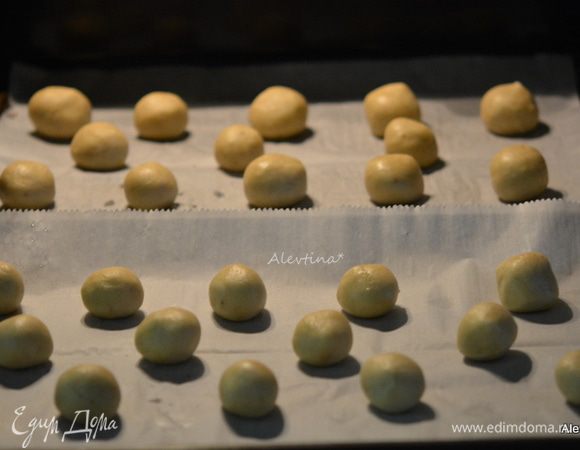 Приготовить два противня для выпечки, застелив пекарской бумагой. Сформируем шарики одинакового размера и выложим на противни на расстоянии друг от друга.