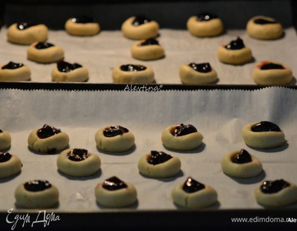 Заполнить углубления джемом. Поставить в разогретую духовку на 11-13 минут или до золотистого слегка цвета.