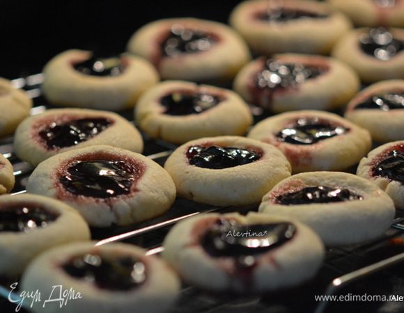 Готовые печенья достанем из духовки. Выложим на решетку и дать остыть. Подаем к чаю. Приятного чаепития.