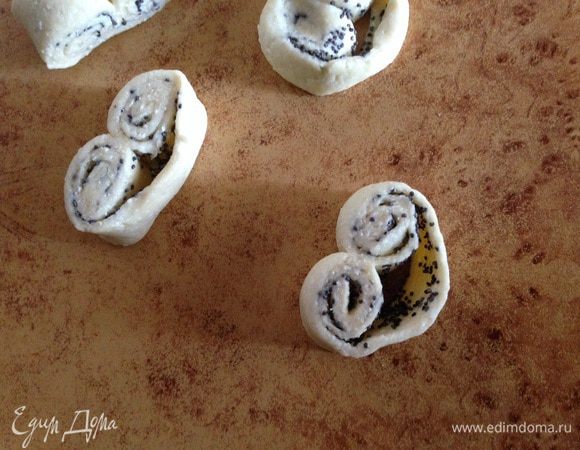 Нарезать на брусочки 1-1.5 см. Сформировать 'ушки' или 'сердечки'. Размер выбирайте сами!)