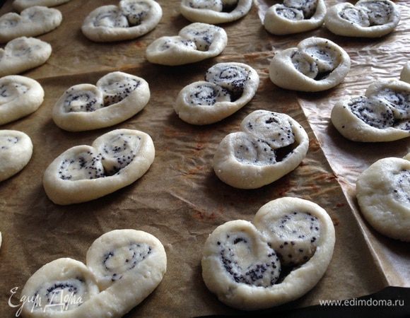 Выложить на противень, застеленный бумагой для выпечки. Выпекать 20-25 минут при температуре 180 градусов.