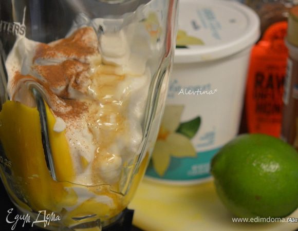 Очистить спелый манго от кожуры или используем замороженный. Сложить в блендер. Добавить греческий йогурт ванильный 1 стакан, корица, сок лайма и мед.