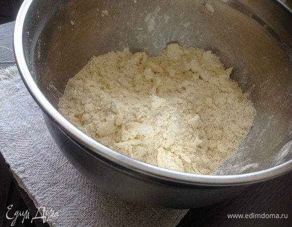 Муку и холодное сливочное масло растереть в крошку.