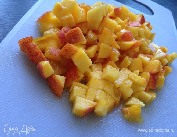 Персик (у меня большой, поэтому один!) вымыть и нарезать кубиками.