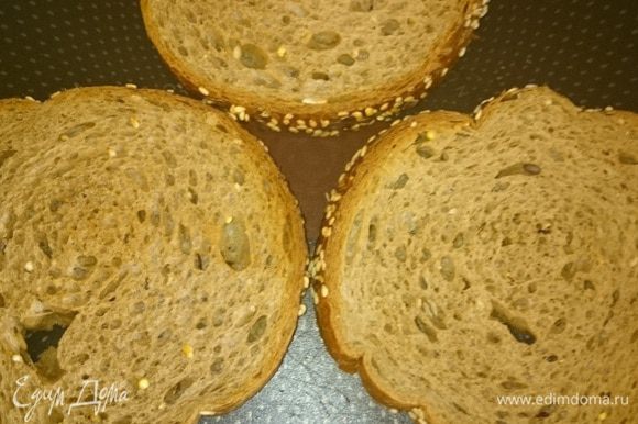 Хлеб, я брала зерновой, обжарить на сухой сковородке с обеих сторон, чтобы получилась хрустящая корочка снаружи. а внутри он оставался мягким