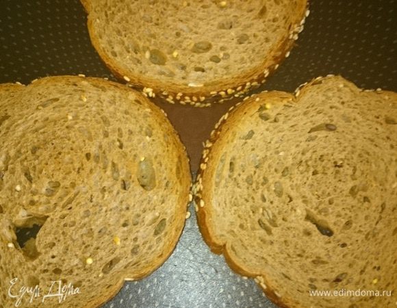 Хлеб, я брала зерновой, обжарить на сухой сковородке с обеих сторон, чтобы получилась хрустящая корочка снаружи. а внутри он оставался мягким