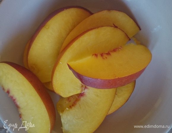 Пока хлеб немного остывает, нарезаем дольками нектарин.