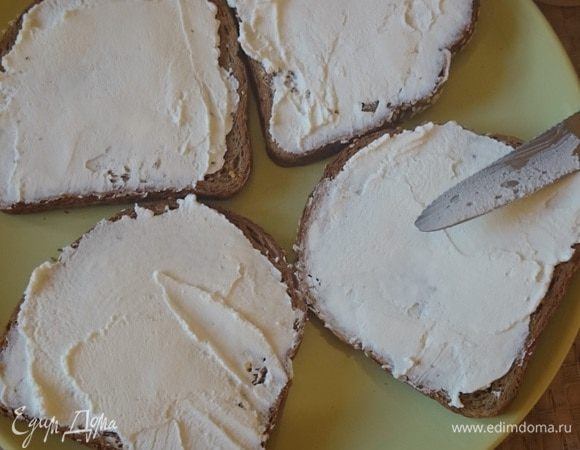 Намазываем на хлеб рикотту.