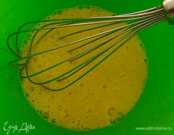Яйца перемешать с сахаром.