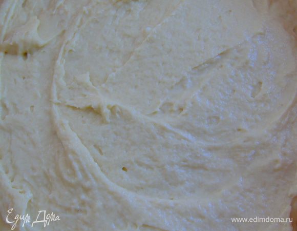 Добавить все остальные ингредиенты, все хорошо перемешать и выложить в смазанную форму.