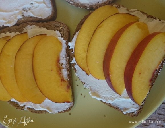 Выкладываем дольки нектарина.