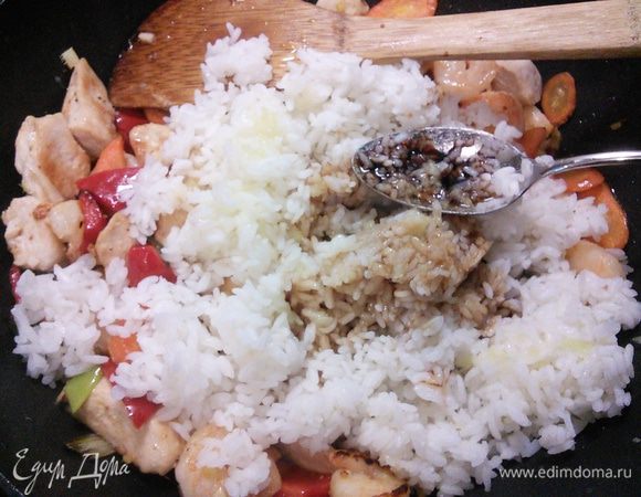 рис, влейте соевый и устричный соус, сахар, лаймовый сок и ложечку ароматного кунжутного масла. 