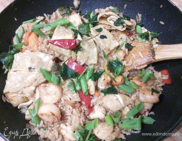 Омлет порежьте на кусочки и добавьте уже в готовое блюдо. Не являюсь большим любителем кинзы, но тут она просто необходима. Украсьте листиками кинзы и зелёным луком. Приятного аппетита! 