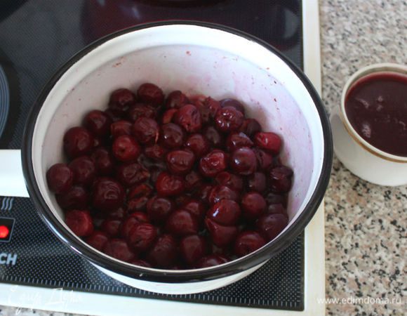 Вишню поместить в небольшую кастрюльку, добавить 50 г сахара и поставить на маленький огонь. Как только вишня выделит сок, слить его в миску, а вишню прогреть под крышкой в течении 5 минут. В охлаждённый сок добавить 2 ч.л. кукурузного крахмала, тщательно размешать и вылить в вишню. Постоянно помешивая, довести начинку до загустения, затем снять с огня и немного остудить.