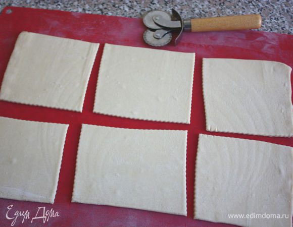 Готовое тесто разморозить при комнатной температуре. Каждую пластину раскатать до 20х30 см и разрезать на 6 одинаковых квадратов. чинк