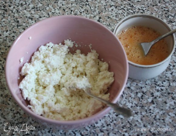 В миске смешать творог, оставшийся сахар, крахмал. Яйцо взбить вилкой и половину его добавить к творогу.