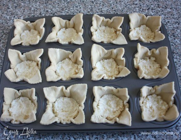 Полученную массу разложить аккуратно чайной ложкой на дно каждого пирожка. На 1 пирожок получится примерно 1-1,5 ч.л.- это немного, но позволит создать прочную базу под вишнёвую начинку.