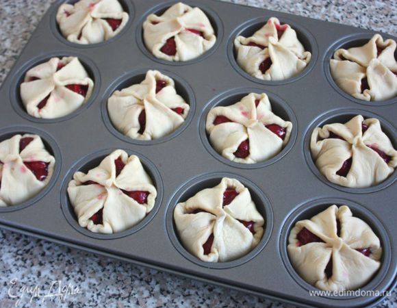 Накрыть пирожки плёнкой или влажным полотенцем и дать им расстояться в течении 15-20 минут. Это не обязательный пункт, хорошее тесто и так отлично поднимется при выпечке. Разогреть духовку до 180-200*С. Оставшуюся половину яйца смешать со сливками. Кисточкой смазать пирожки, не прикасаясь к местам срезов. Выпекать в течении 20-25 мин или до золотистого цвета, достать форму из духовки и слегка остудить.