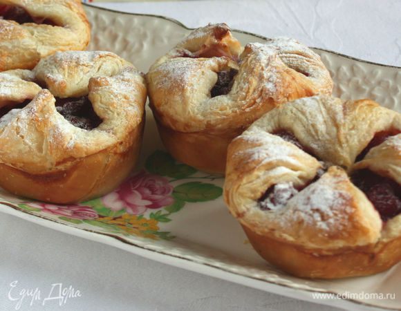 Готовые пирожки аккуратно вынуть из формы по одному, остудить на решётке и присыпать сахарной пудрой через ситечко. Вот так на скорую руку очень вкусный вариант)) Приятного чаепития!