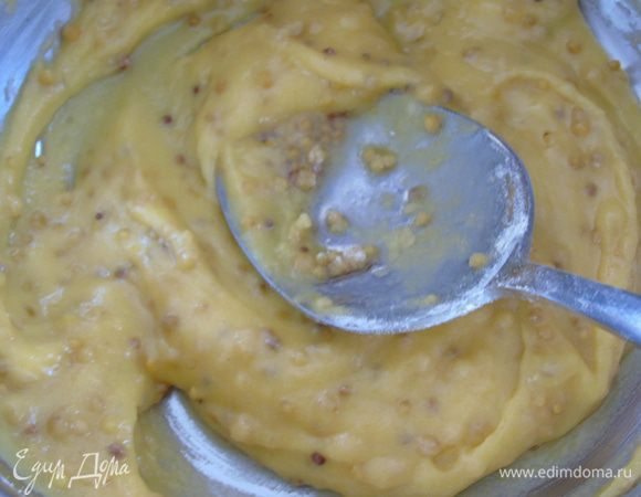 Горчицу смешать с крахмалом, влить яблочный сок и подогреть до загустения.