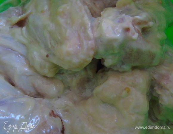 Добавить соусы и хорошо обмазать крылья. Оставить мариноваться на 2 часа.