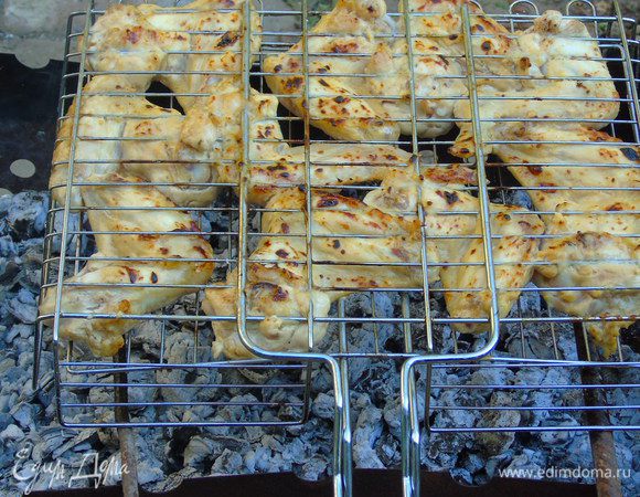 Выложить на решетку и обжарить на гриле с двух сторон.