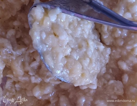 Очищенные бананы размять картофелемялкой в пюре. 